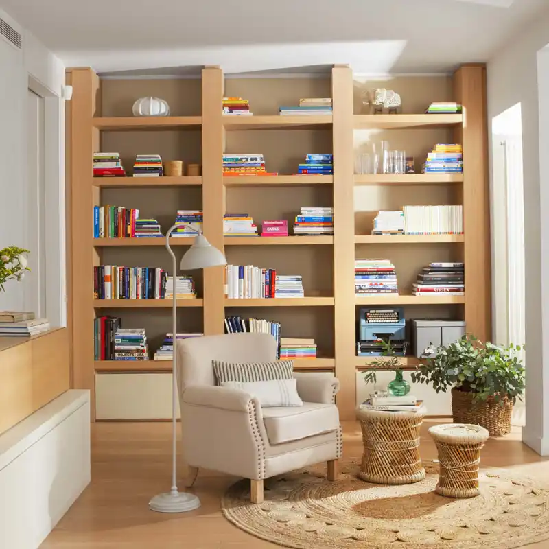 7 librerías de todos los estilos para inspirarte si necesitas espacio para guardar en el salón