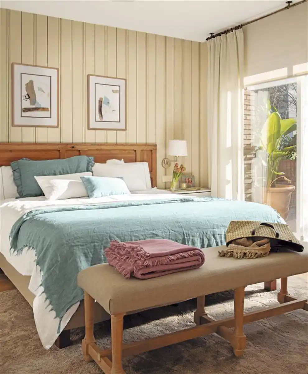 Dormitorio con papel pintado y cabecero de madera 00537004