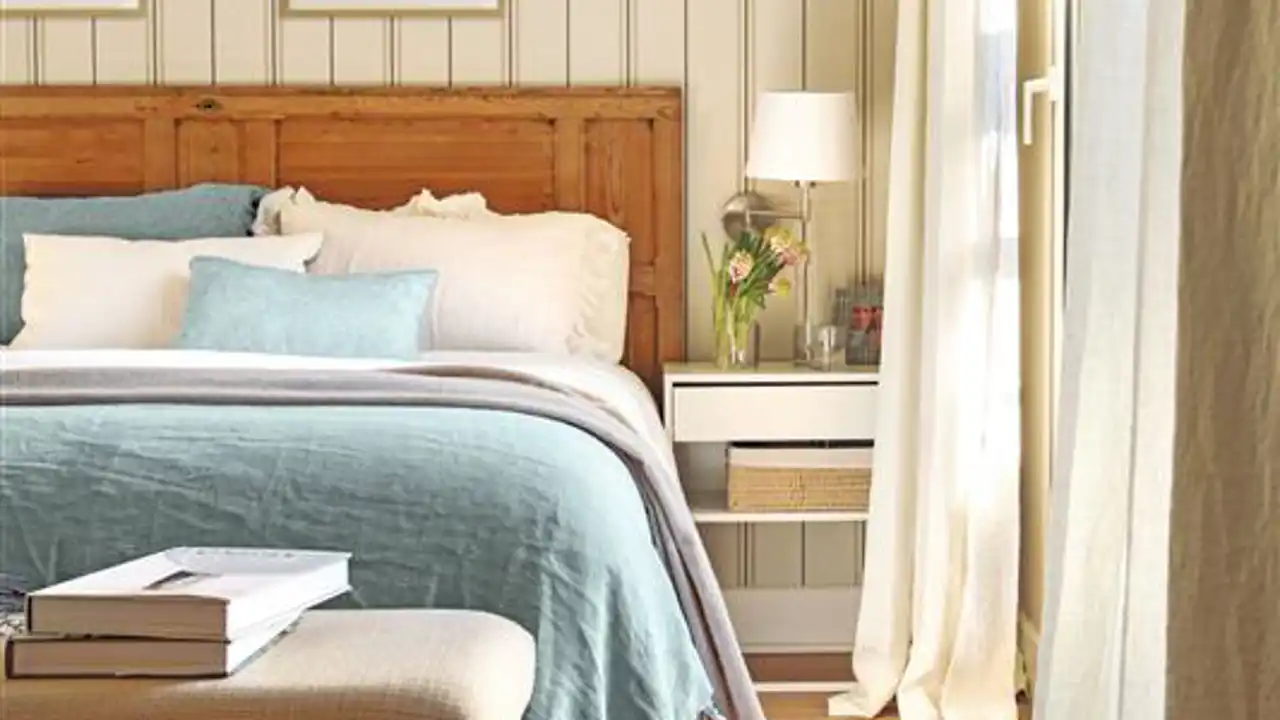 Dormitorio con papel pintado y cabecero de madera 