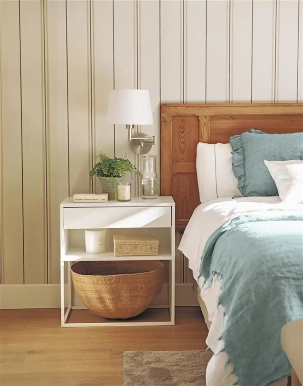 Dormitorio con papel pintado y mesita blanca
