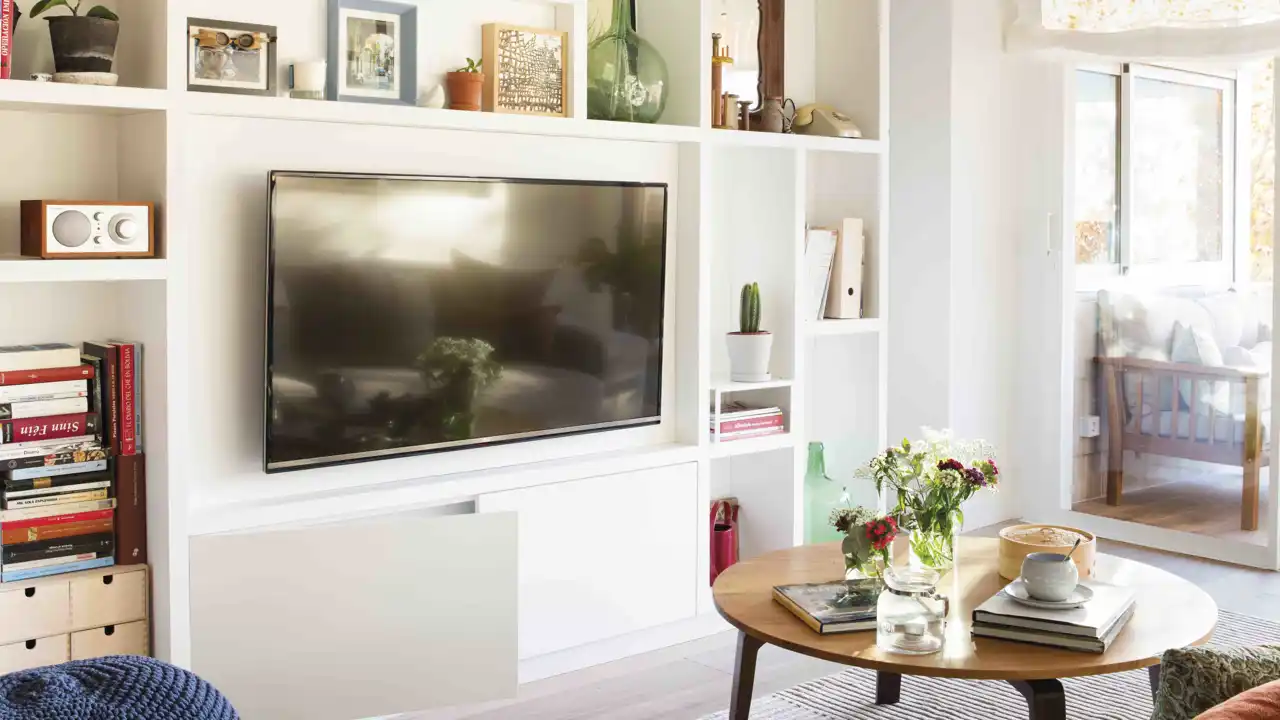 Estos muebles y soluciones disimulan y hacen casi invisible tu televisión 