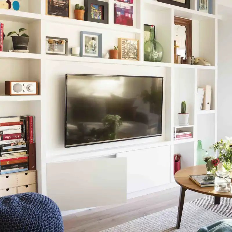 Estos muebles y soluciones disimulan y hacen casi invisible tu televisión 