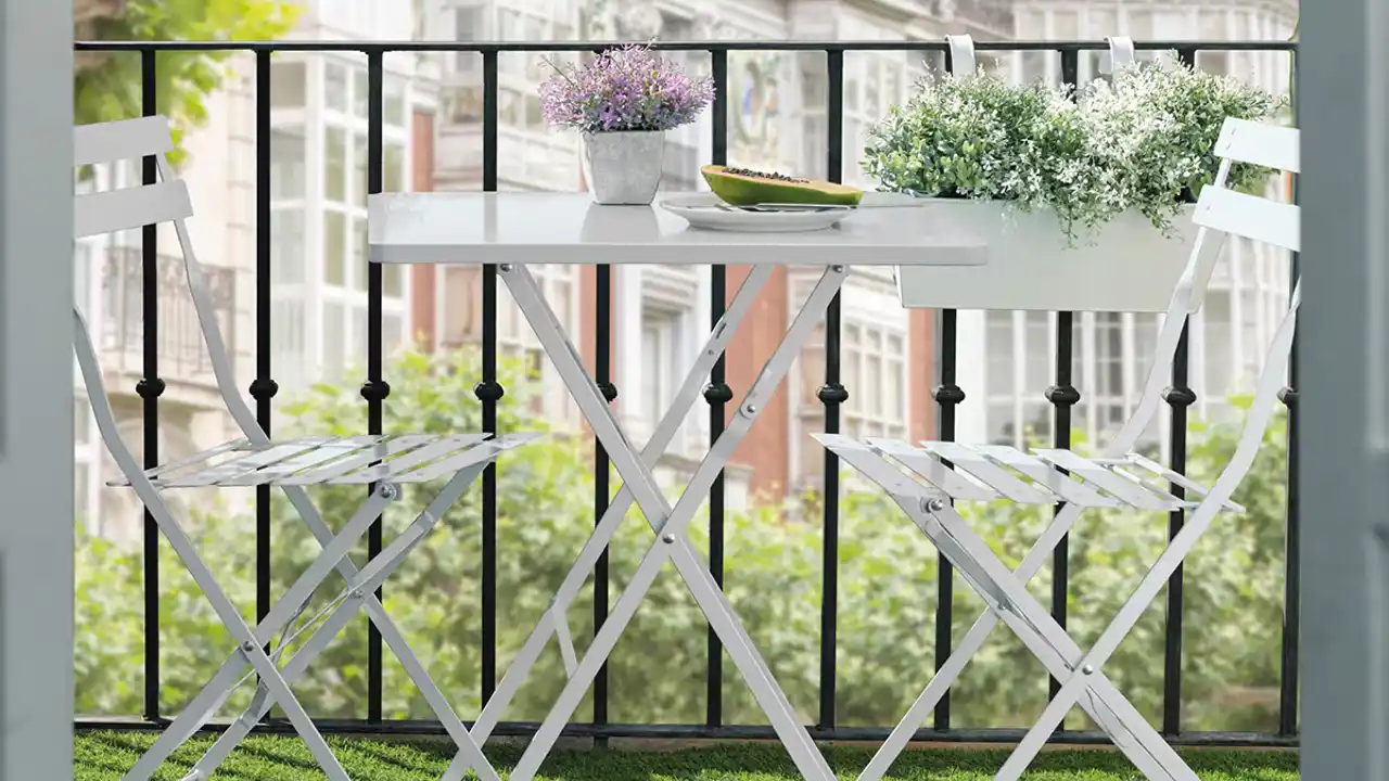 El Corte Inglés agotará este conjunto de mesa y sillas plegables para balcones pequeños
