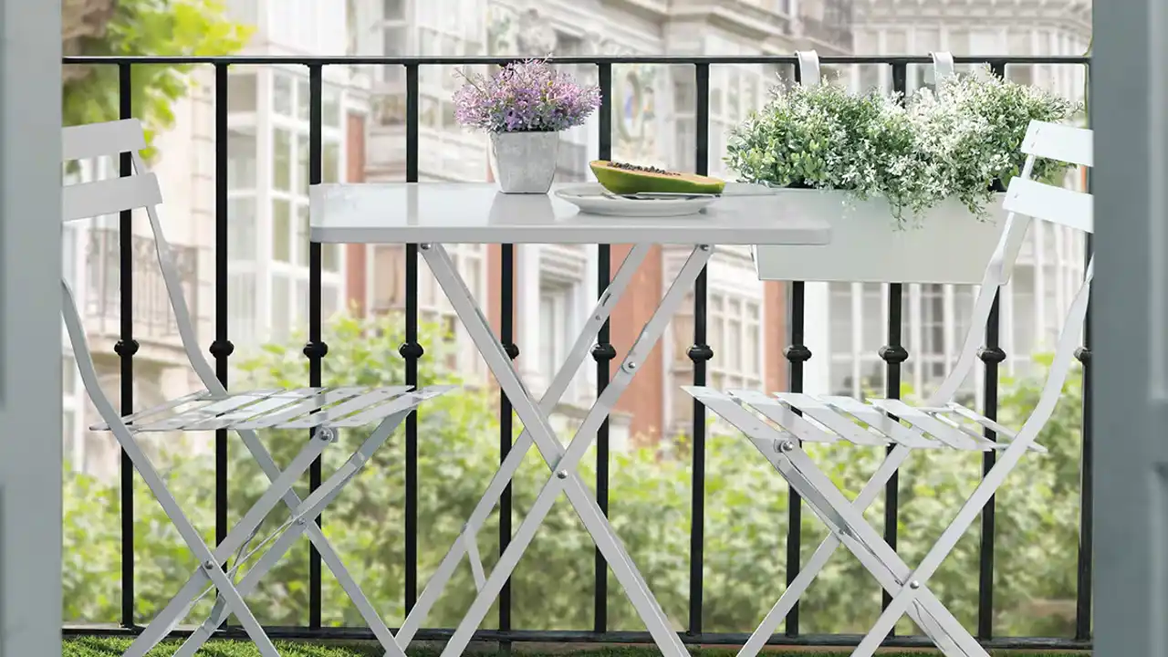 Optimiza el espacio de tu balcón pequeño con este conjunto de mesa y sillas plegables de El Corte Inglés