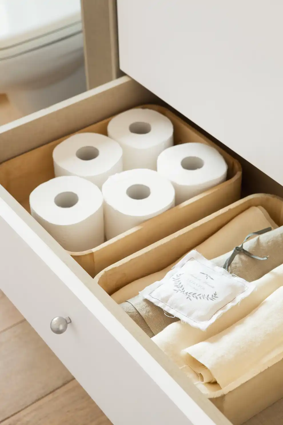 Rollos de papel higiénico en un cajón del baño