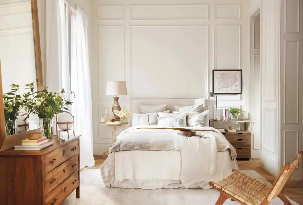Dormitorio blanco con molduras y muebles de madera 00501537 